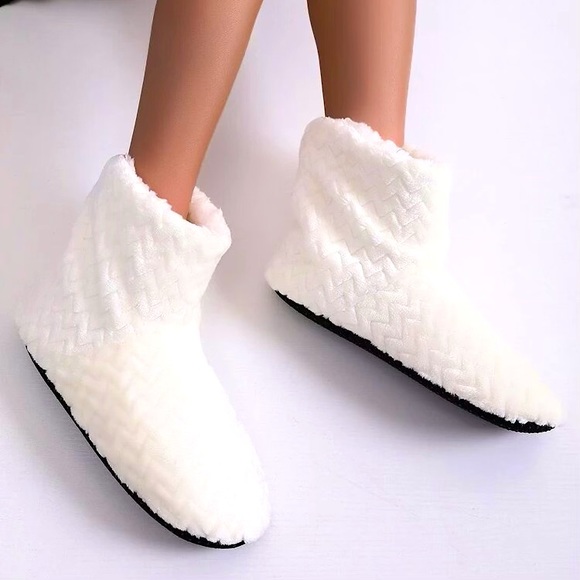 NEW Chevron Plush Lined Slipper Boots White - Picture 3 of 4
